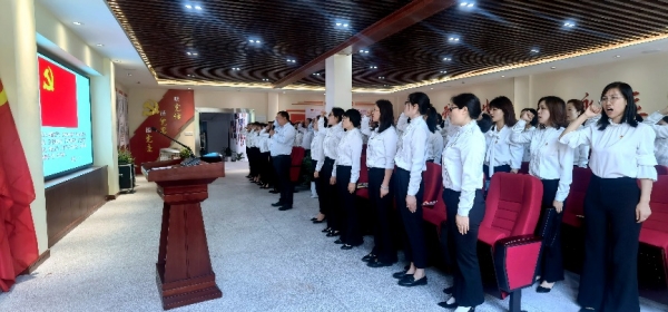 五育黨小組重溫入黨誓詞。重慶市武隆區第二實驗小學供圖