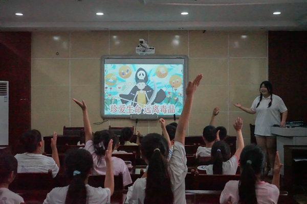 宣傳團成員開展禁毒法律知識宣傳。張婉婷攝