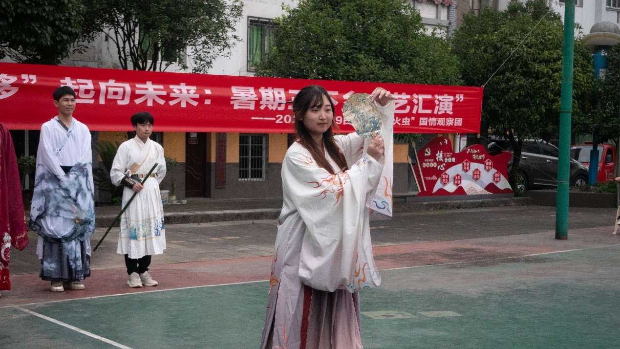 實踐團成員展示漆扇。吳丹寧攝