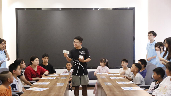 “拍賣會”現場。重慶師范大學供圖