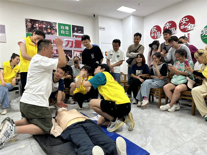 志愿者為聽障人士進行急救知識科普。受訪者供圖