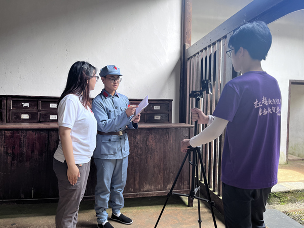 “跨越時空的對話之井岡山”微視頻拍攝現場。重慶理工大學供圖