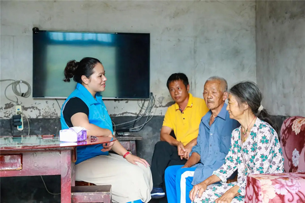 秦蜀蕓與遷移避險群眾交談。云陽縣融媒體中心供圖