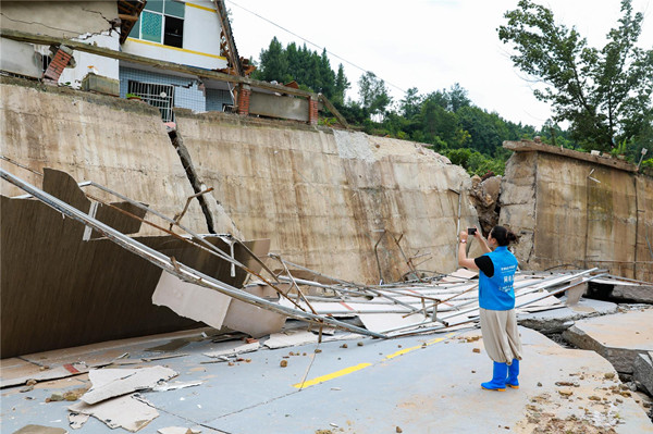 秦蜀蕓檢查貓爪子滑坡點的情況。云陽縣融媒體中心供圖