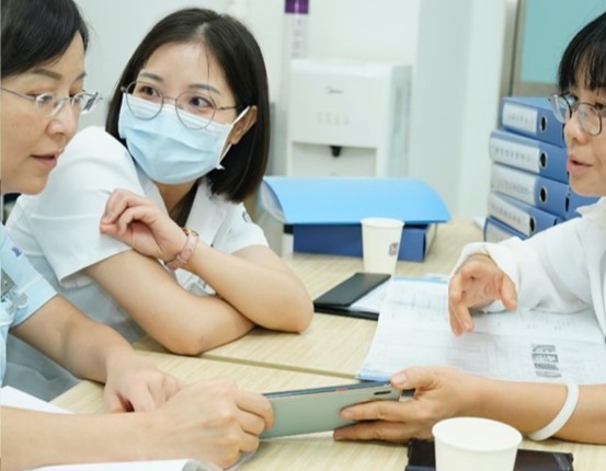 評審專家審核中。重慶華美整形外科醫院供圖