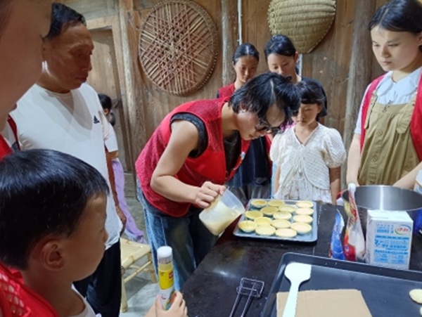 實踐隊隊員做蛋撻示范。重慶旅游職業學院供圖
