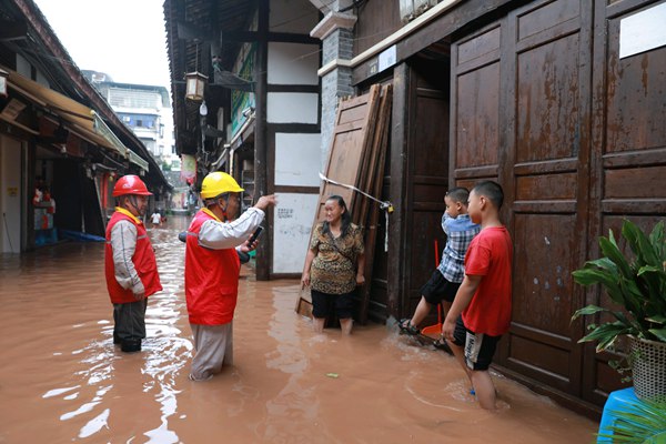 國網重慶永川供電公司員工在榮昌吳家鎮叮囑群眾汛期用電安全注意事項。國網重慶永川供電公司供圖