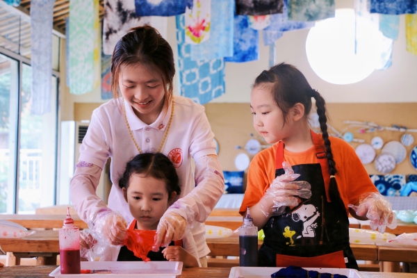 實踐團成員協助小朋友體驗扎染。潘思禹攝