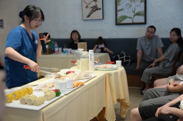 營養師指導飲食搭配。重慶安琪兒婦產醫院供圖