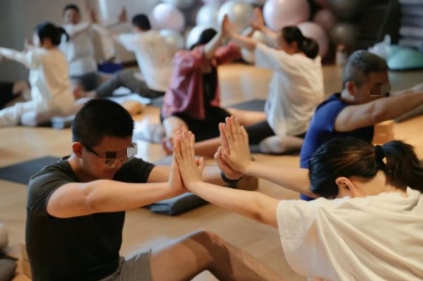 瑜伽練習。重慶安琪兒婦產醫院供圖