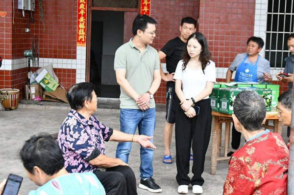 實踐團與村民面對面交流。重慶財經學院供圖