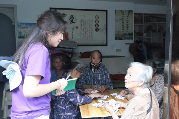 實踐團成員走訪居民。重慶理工大學供圖