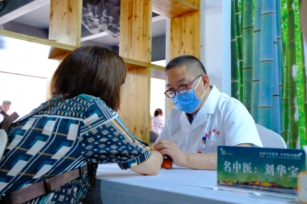 全國名中醫，重慶中醫藥學院中醫學院院長劉華寶為市民看診。胡悅建攝