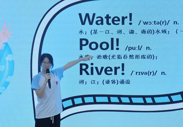 志愿者將防溺水安全教育與外語學習相結合。重慶師范大學供圖