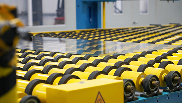 支持國家級專精特新“小巨人”企業——重慶鑫景特種玻璃有限公司發展壯大。重慶農商行供圖