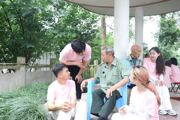 與革命老兵暢談。重慶財經學院供圖