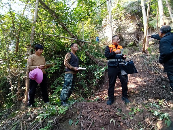 《坡上“小課堂”》。2023年12月初，永川區金龍鎮燈坪村發現危巖垮塌隱患，幸運的是崩落碎石未破壞房屋，未出現人員傷亡情況。永川區規劃和自然資源局地災防治工作人員在現場向周邊群眾講解危巖崩塌的成因及影響范圍，以及日后的監測方法、防范措施等知識，讓地災防治知識更加入腦入心。黃捷攝