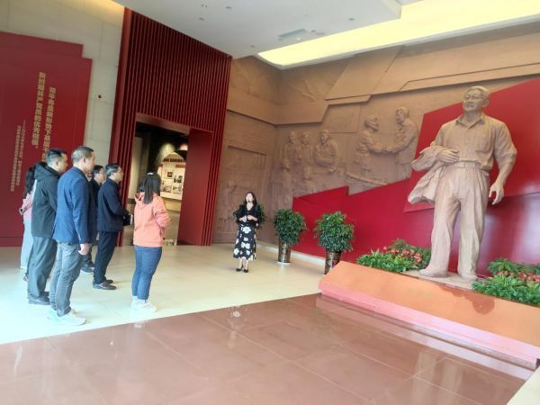 黨員宣講組參觀鄧平壽紀念館?；⒊浅跫壷袑W供圖