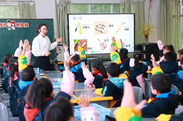 教師參加勞動教育優質課競賽。實驗小學供圖