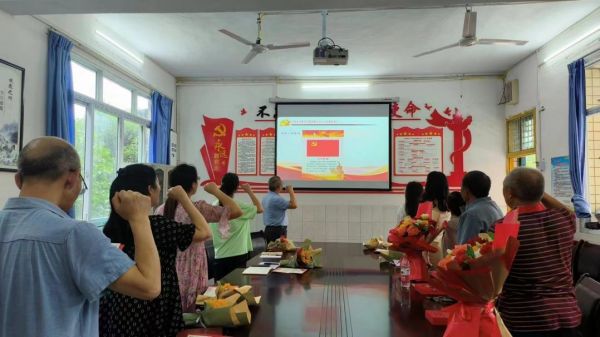 宣讀入黨誓詞。柏家鎮中心小學供圖