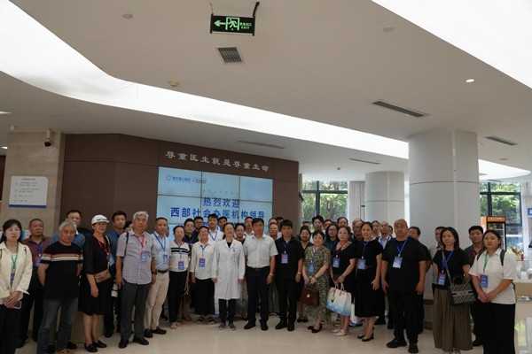 考察團在重慶康心醫院參觀交流。主辦方供圖