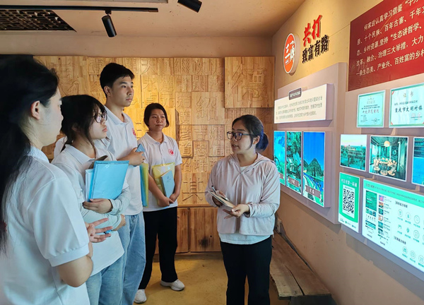 實踐團成員聽何權艷講致富密碼。重慶理工大學供圖