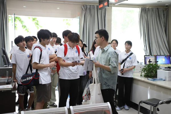 團隊成員走訪社保大廳。重慶財經學院供圖