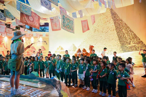 專業講解員在講解古埃及文明的知識。融創海世界供圖