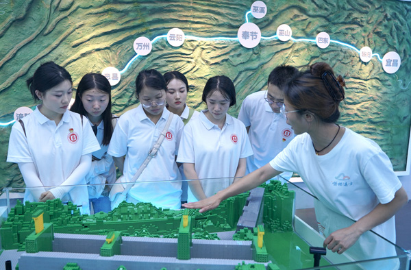 實踐隊成員參觀詩橙遠方研學大本營。西南大學供圖