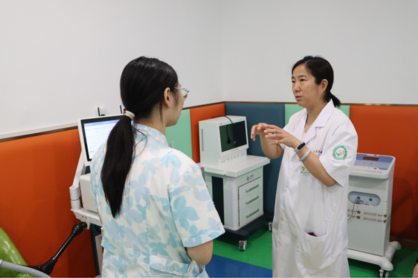 王獻娜參觀醫院。重慶天佑兒童醫院供圖