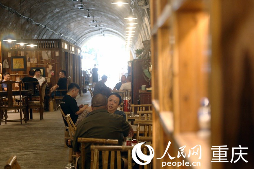 重慶市民在渝北區一防空洞茶館喝茶納涼。人民網記者 馮文彥攝