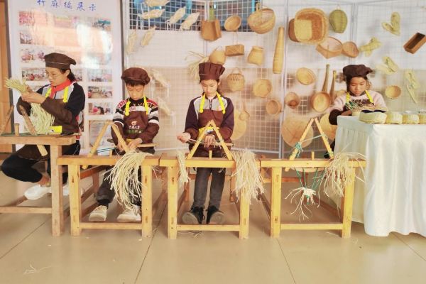 學生“非遺”竹麻編制作。潼南區臥佛鎮小學校供圖