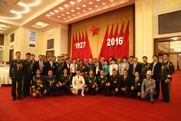 部分全國愛國擁軍模范單位代表合影。合川區涼亭子小學供圖