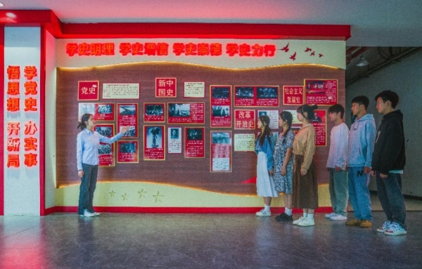 黨建文化長廊。育才職教中心供圖