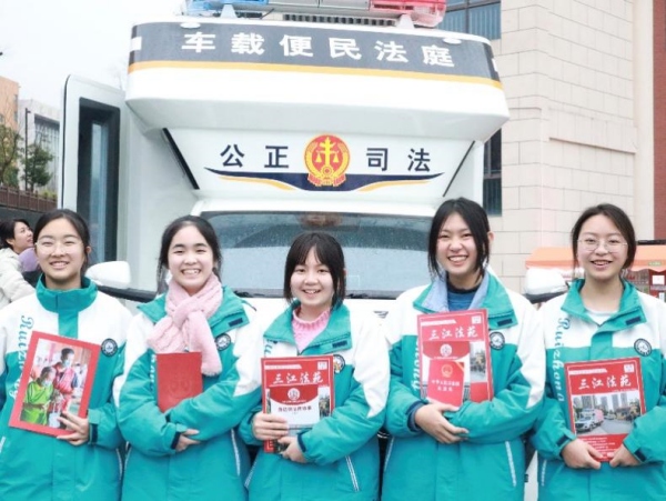 “與法官同上一堂思政課”活動。合川瑞山中學供圖