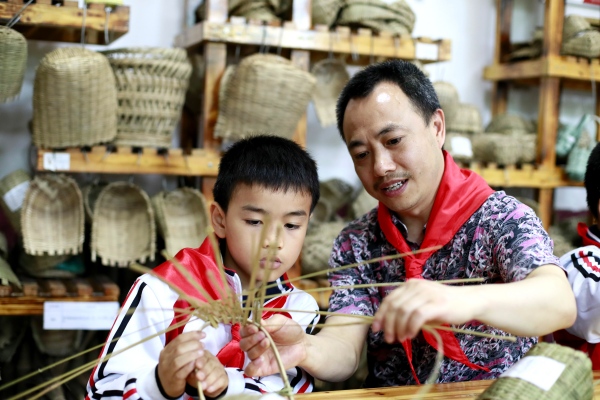 《竹編》生活教育課程。合川育才學校供圖
