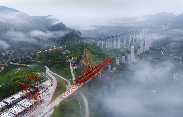 渝萬高鐵新橋雙線特大橋橋墩成排成列，巍峨聳立。建設方供圖