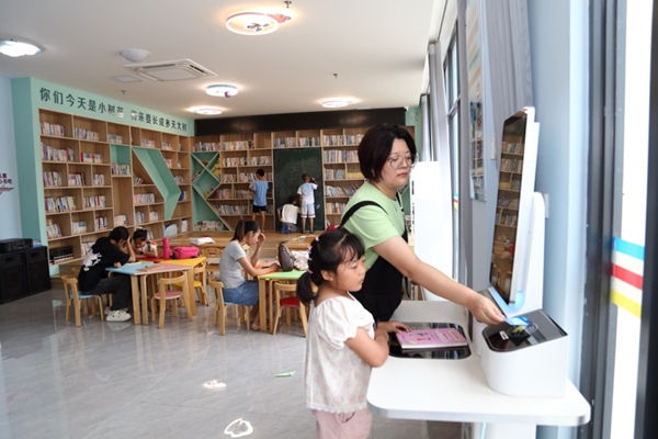 社區居民刷社?？ń钑?。重慶市人力社保局供圖