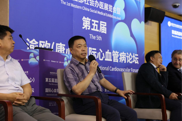 劉建平在會上講話。重慶康心醫院供圖