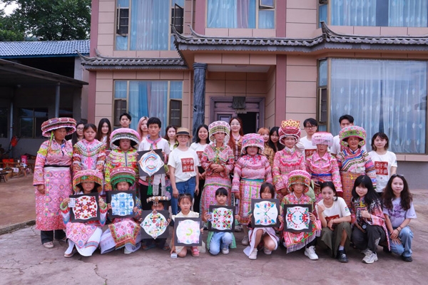 實踐團隊與參與美育兒童合影。四川美術學院供圖