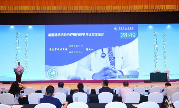 蔣曉江現場授課。重慶西區醫院供圖