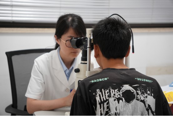 史月麗為患者檢查眼部情況。重慶普瑞眼科醫院供圖