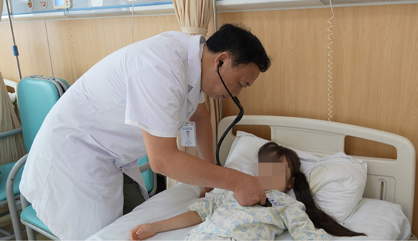 鐘前進為患兒進行檢查。重慶康心醫院供圖
