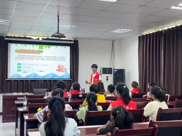 志愿者講解垃圾分類知識。重慶財經學院供圖