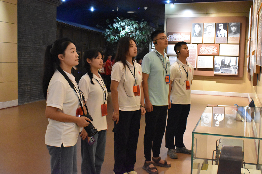 實踐團在中共中央西北局紀念館參觀學習。重慶理工大學供圖