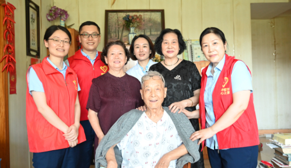 慰問現場。重慶南坪愛爾眼科醫院供圖