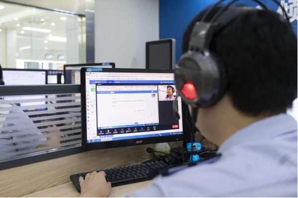 重慶市渝北區稅務人員通過遠程虛擬窗口，輔導辦事人員。郭睿攝