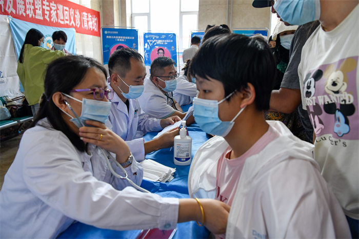 專家團隊在青海義診。重醫附屬兒童醫院供圖