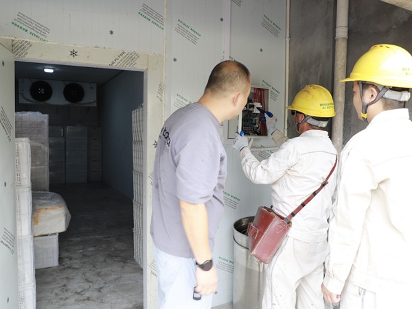 電力員工檢查凍庫的運行情況。國網重慶永川供電公司供圖