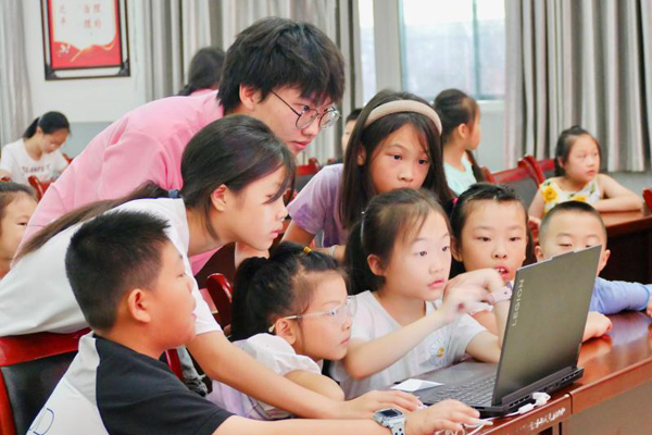 教授孩子們編程語言。重慶工程學院供圖